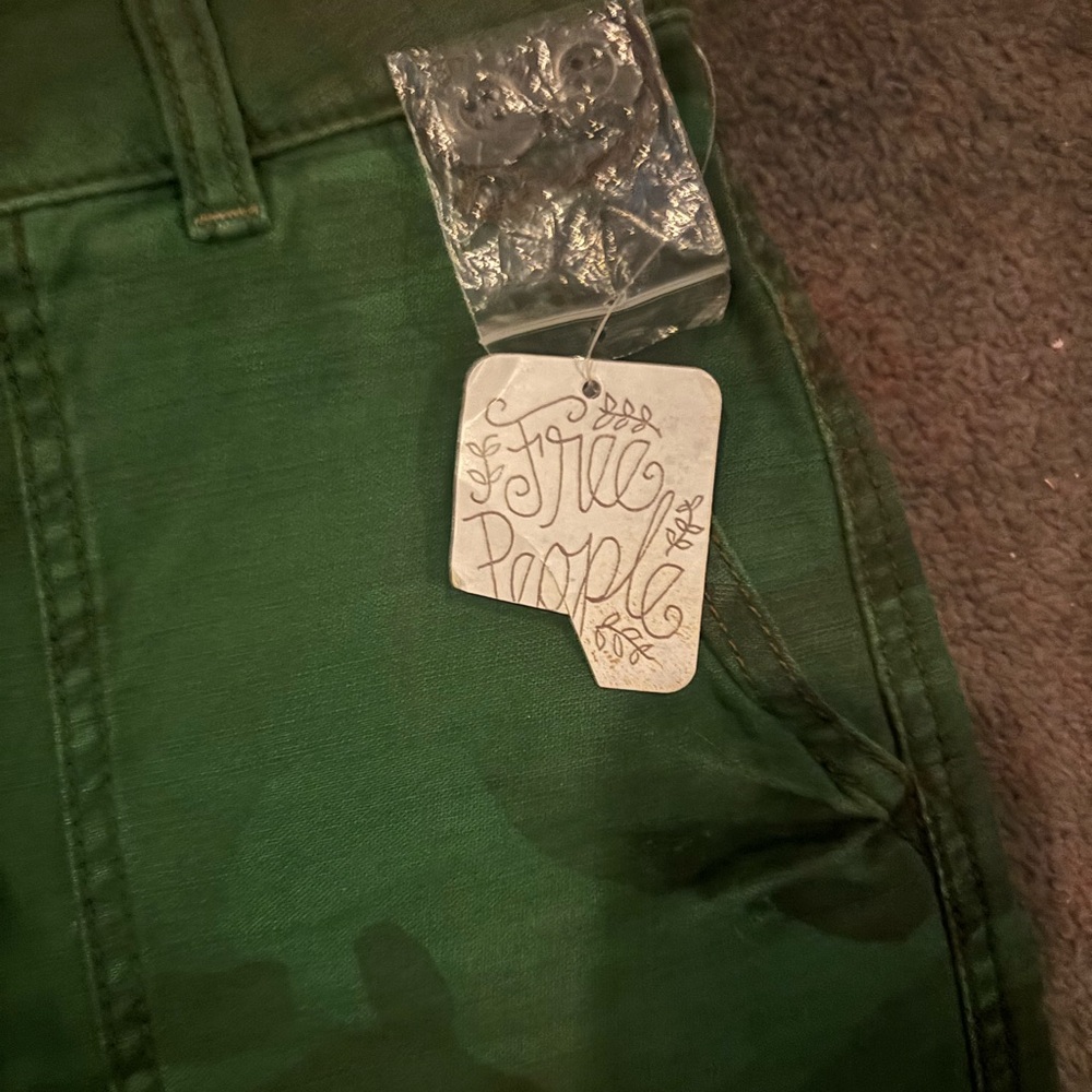 Free People Olive Camo Cargo Cropped Pants size 0 NWT - Picture 3 of 4